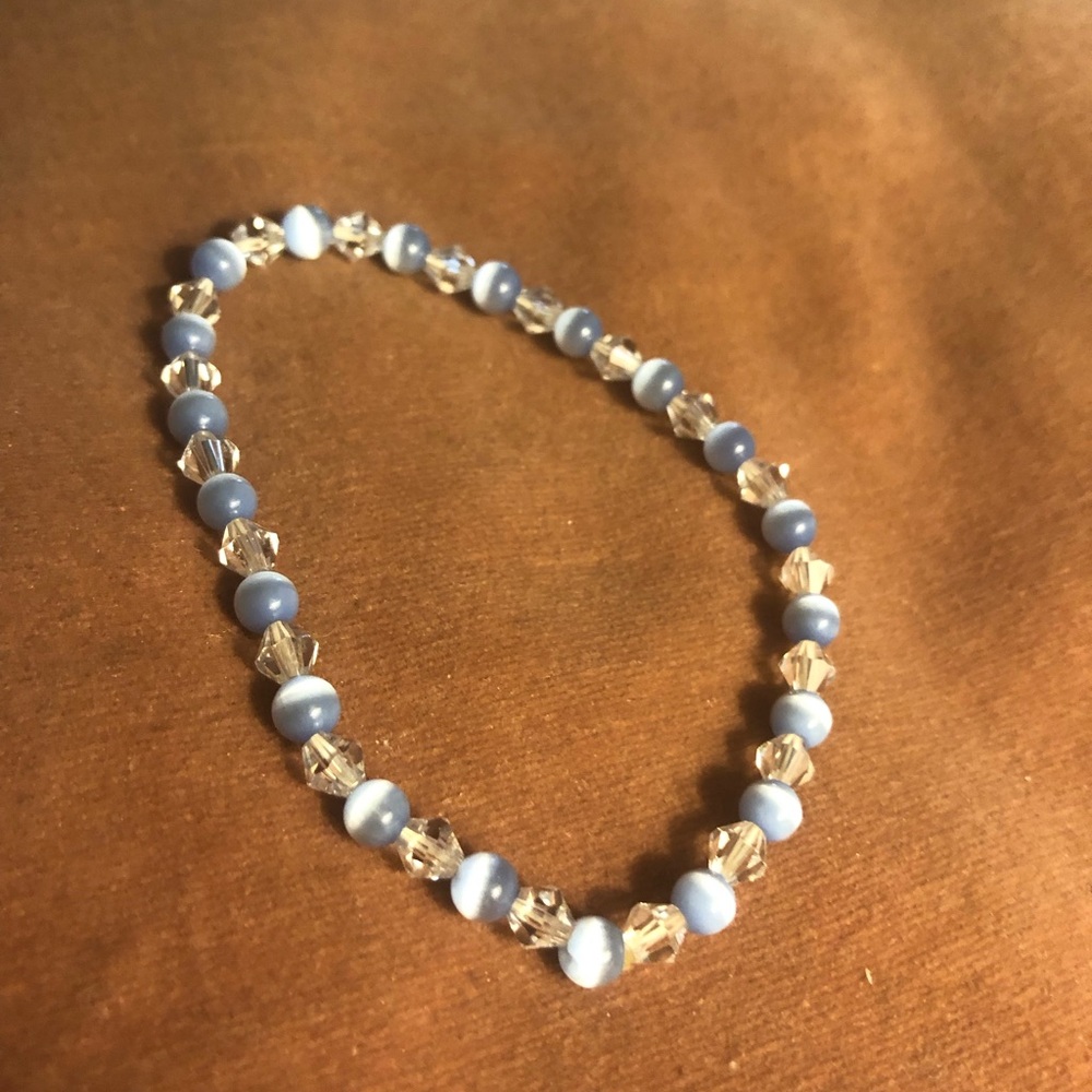 Cat’s Eye & Austrian Crystal Stretch Bracelet- 793 $8 or 🦋